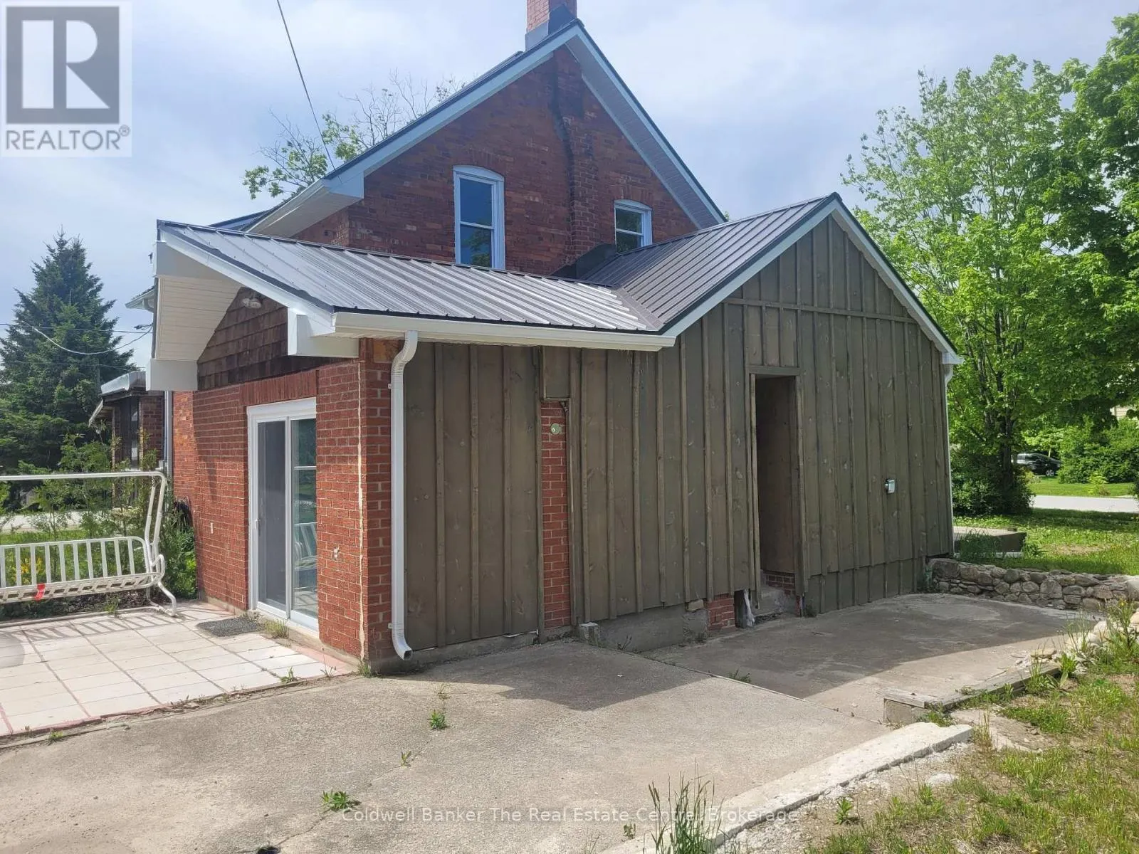 24 ELIZABETH STREET W