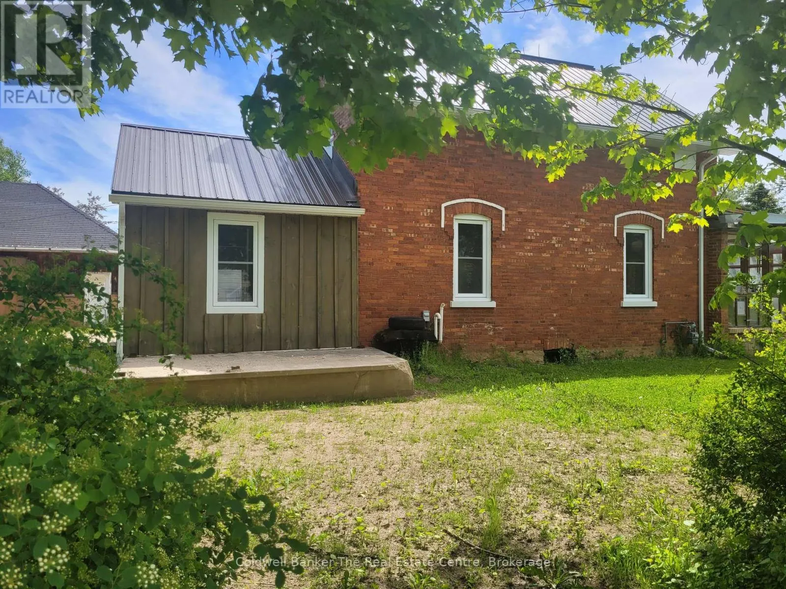24 ELIZABETH STREET W