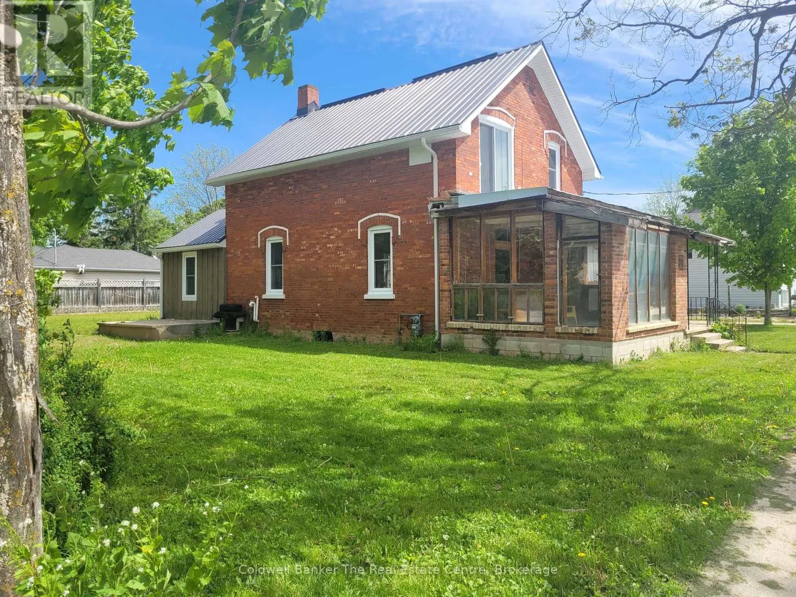 24 ELIZABETH STREET W