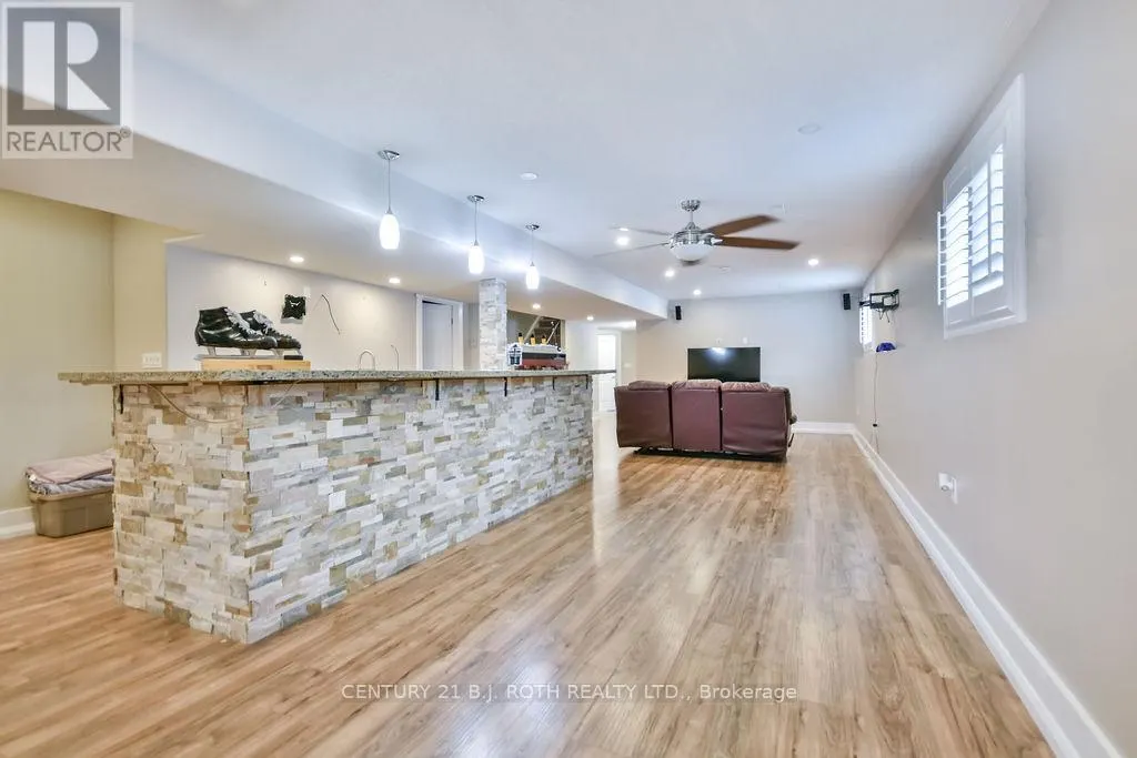 27 HOUBEN CRESCENT