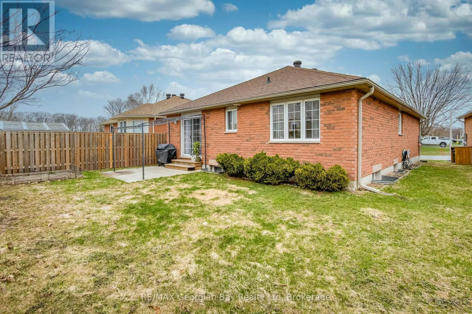 1085 WHITNEY CRESCENT