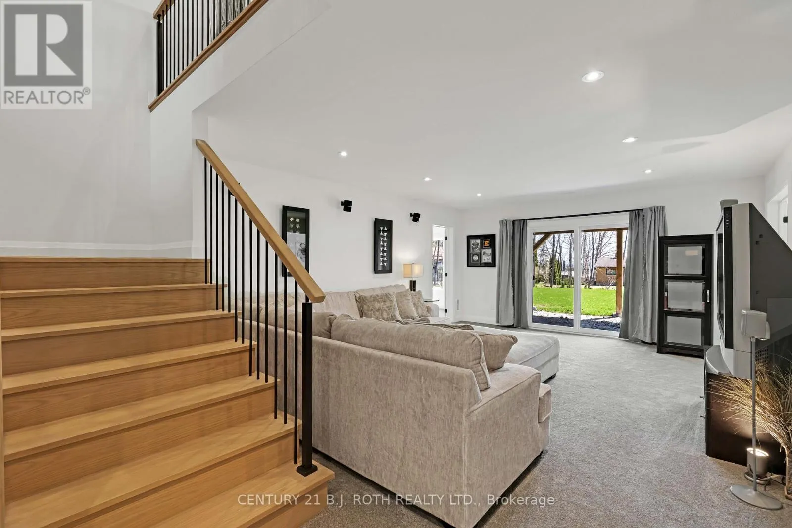 27 POPLAR CRESCENT