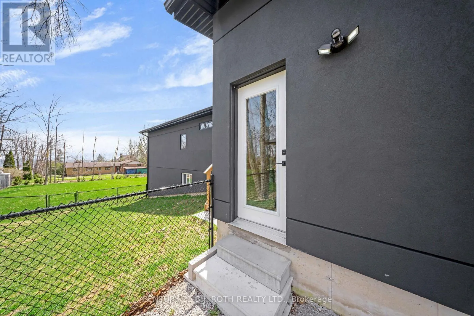 27 POPLAR CRESCENT