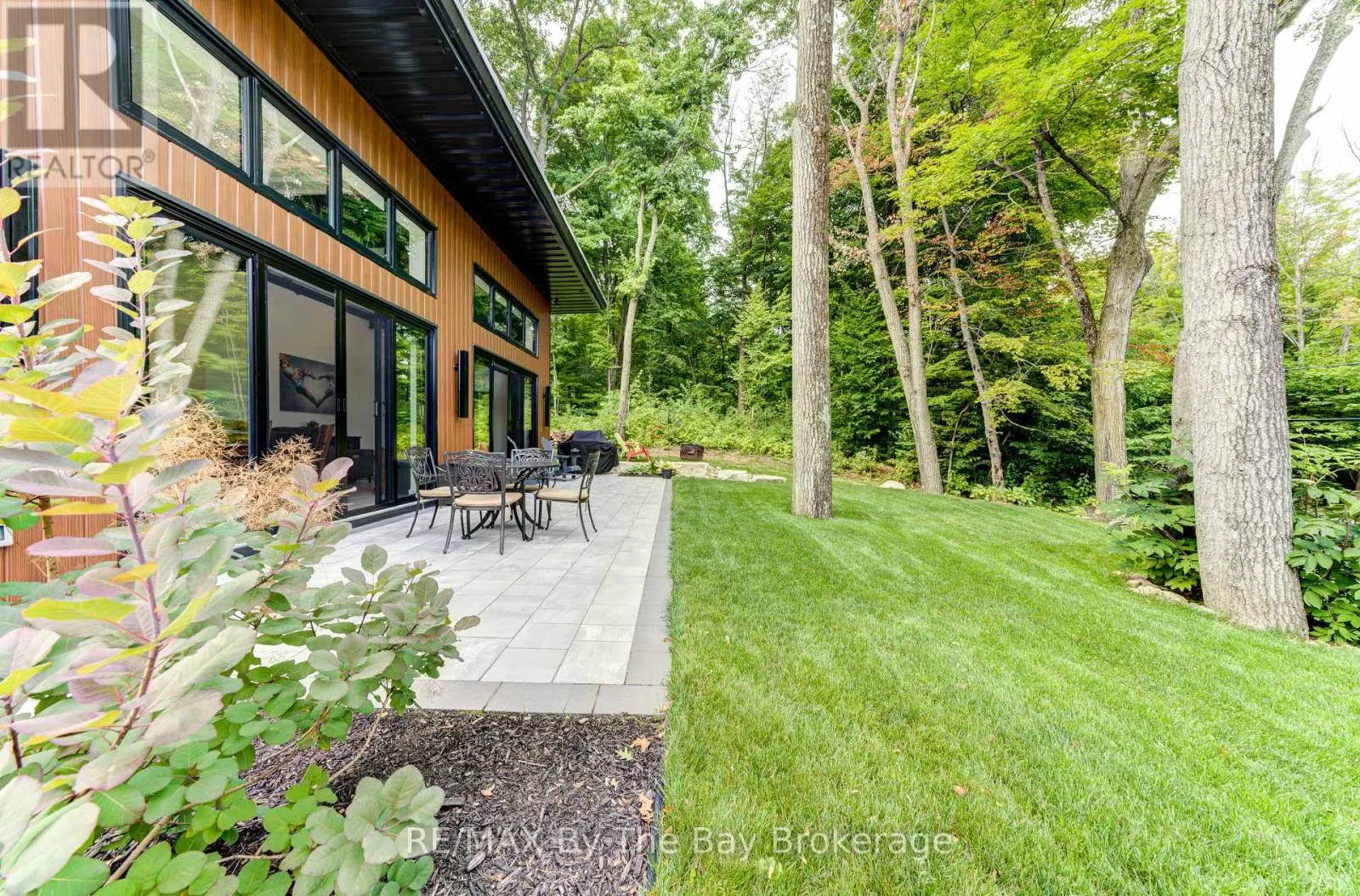 1584 CHAMPLAIN ROAD