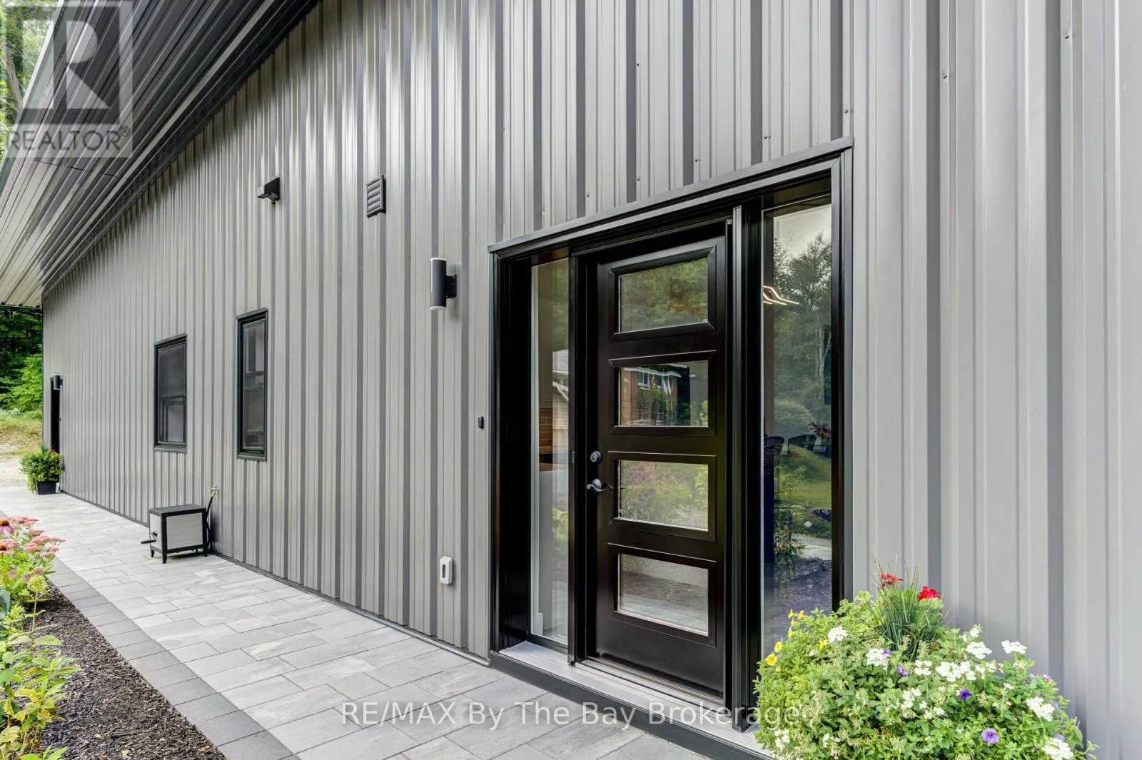 1584 CHAMPLAIN ROAD