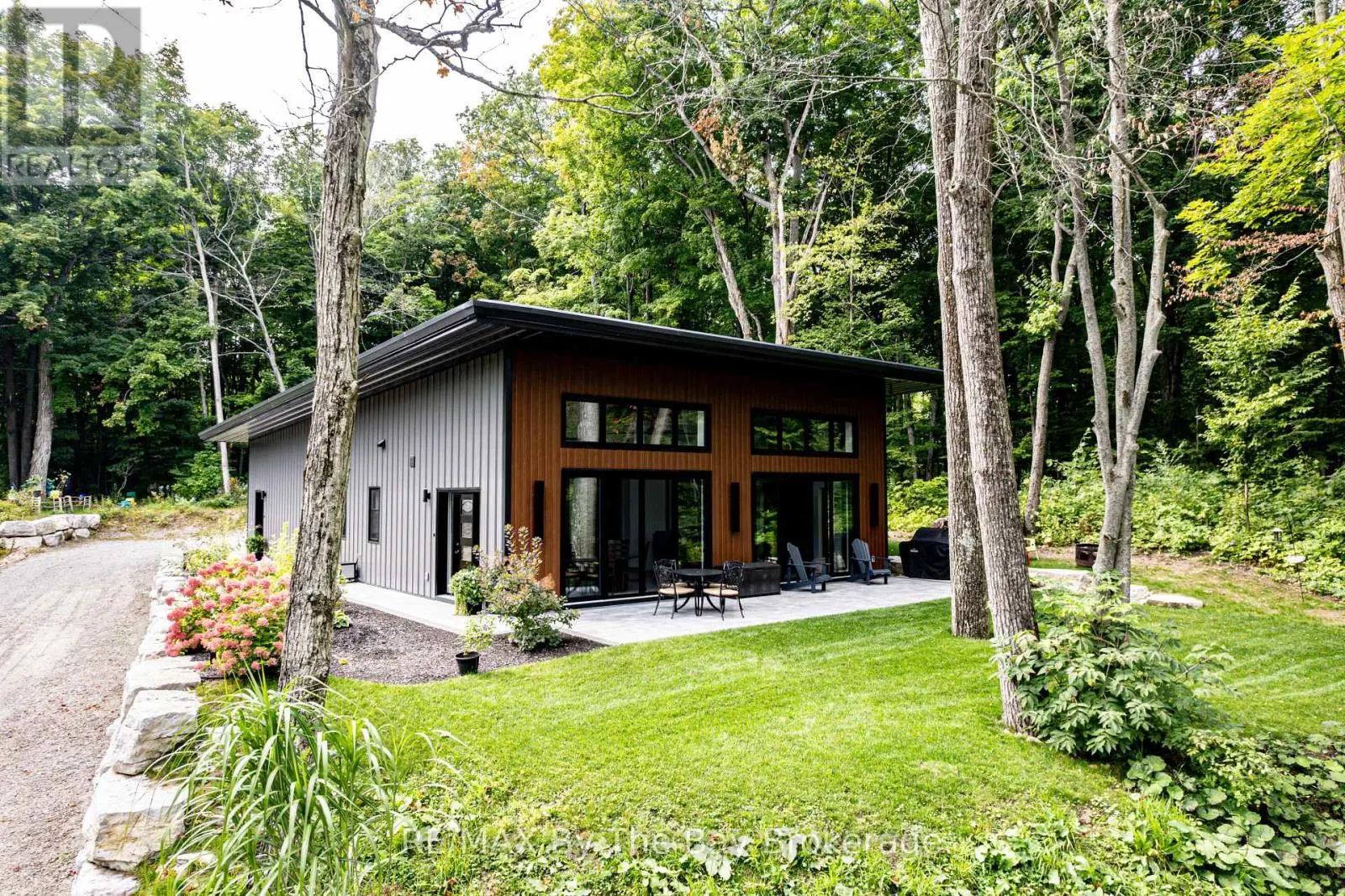 1584 CHAMPLAIN ROAD