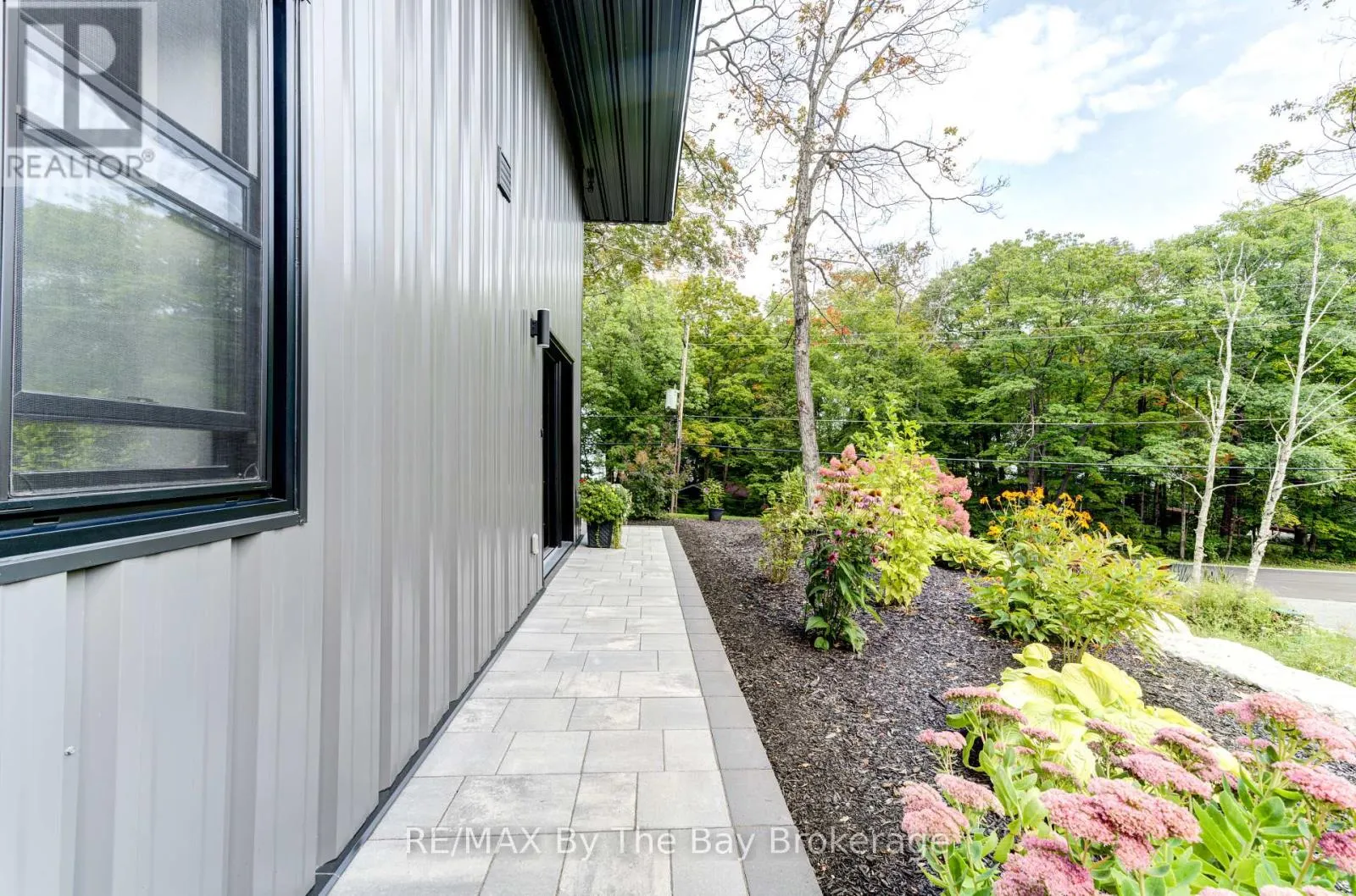 1584 CHAMPLAIN ROAD