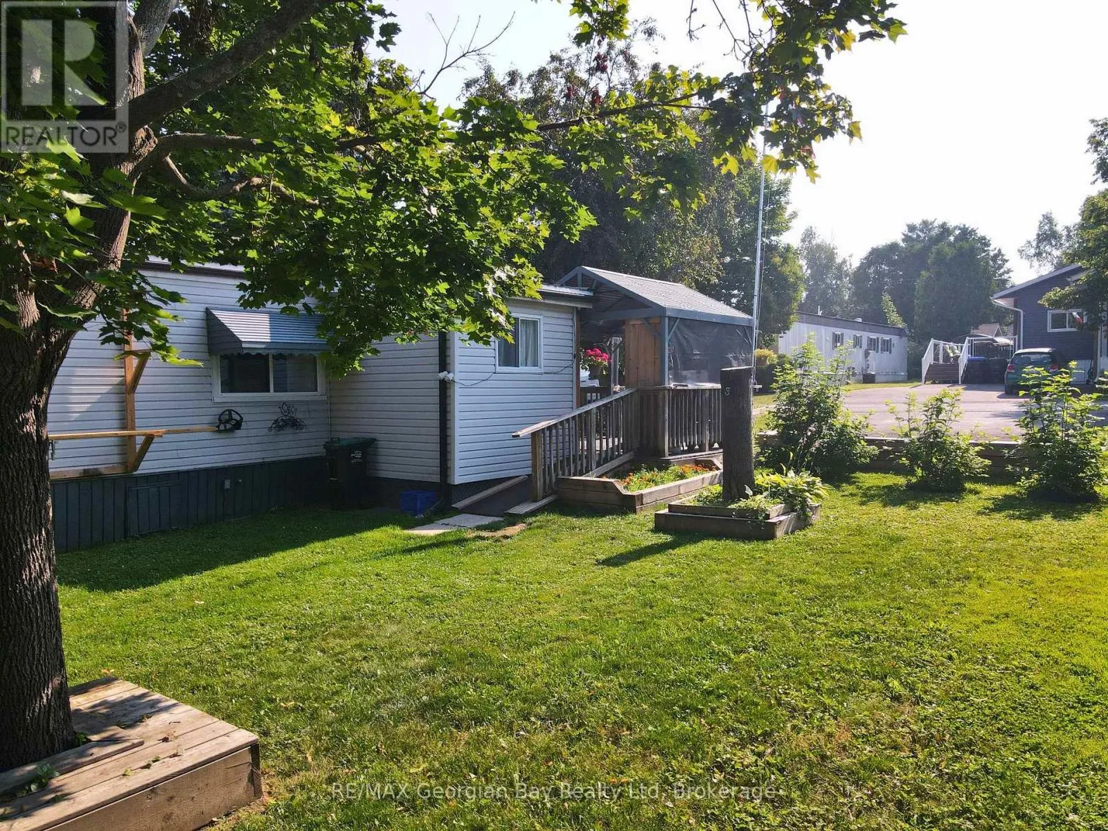 32 NORTHLAND ROAD