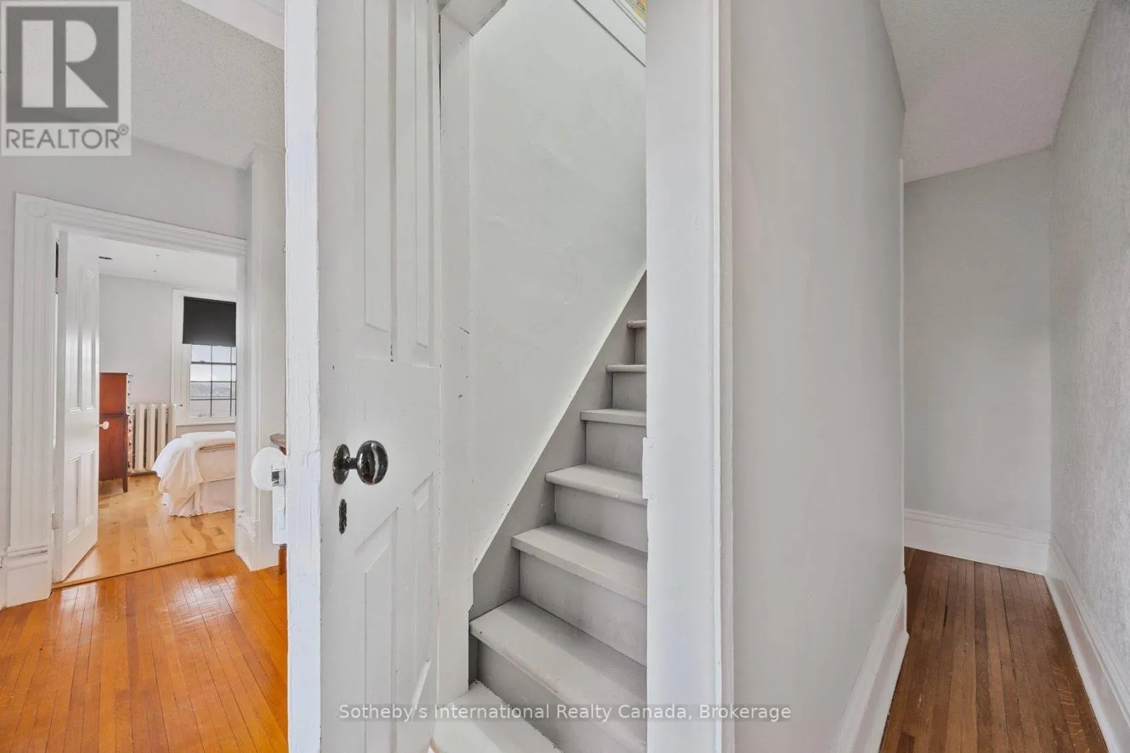 26 ROBERT STREET E