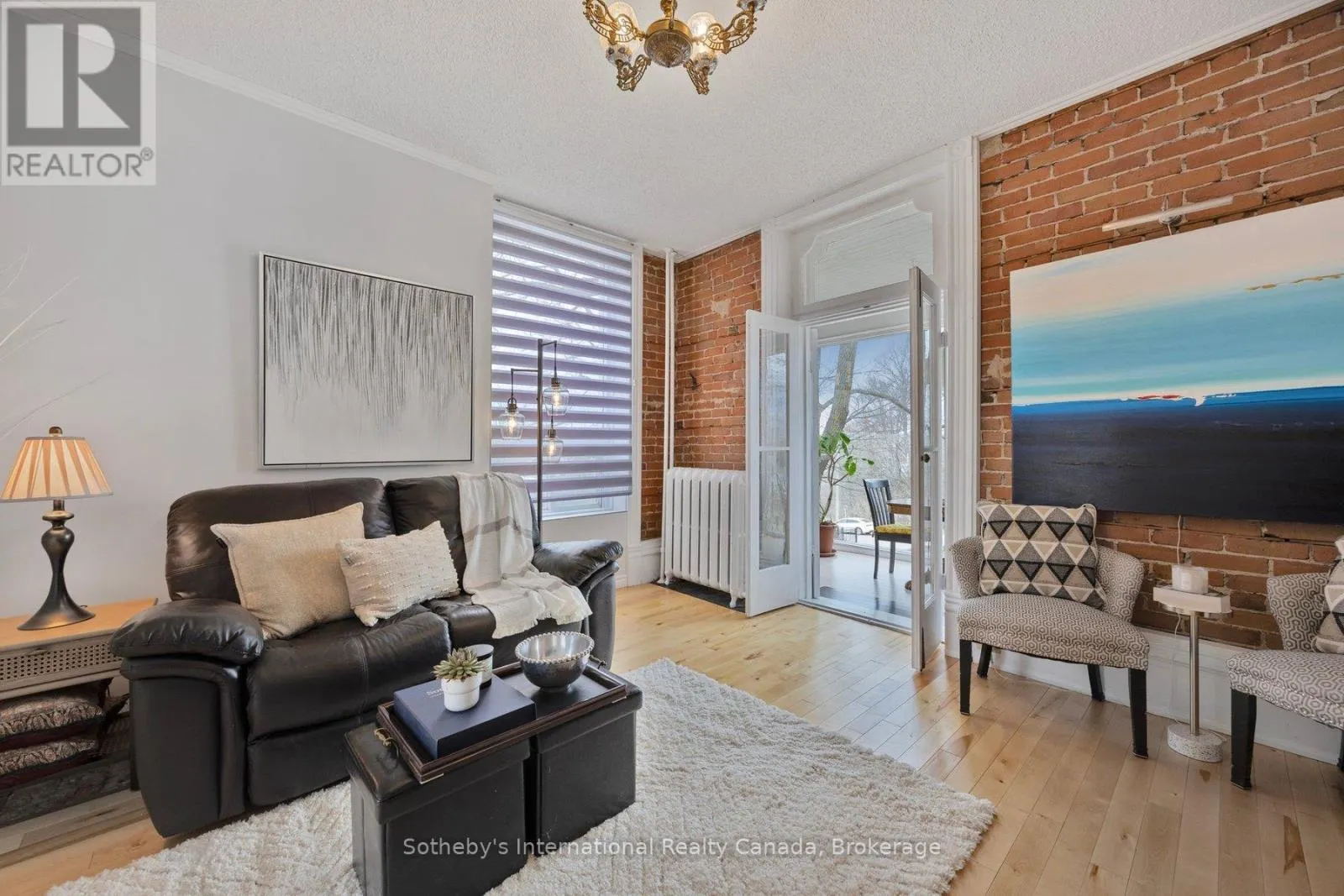 26 ROBERT STREET E
