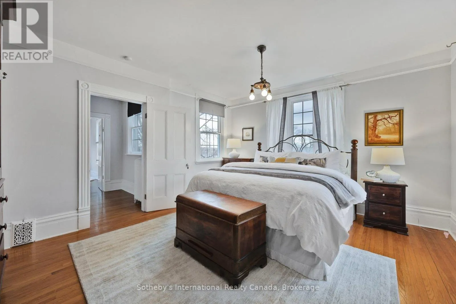 26 ROBERT STREET E