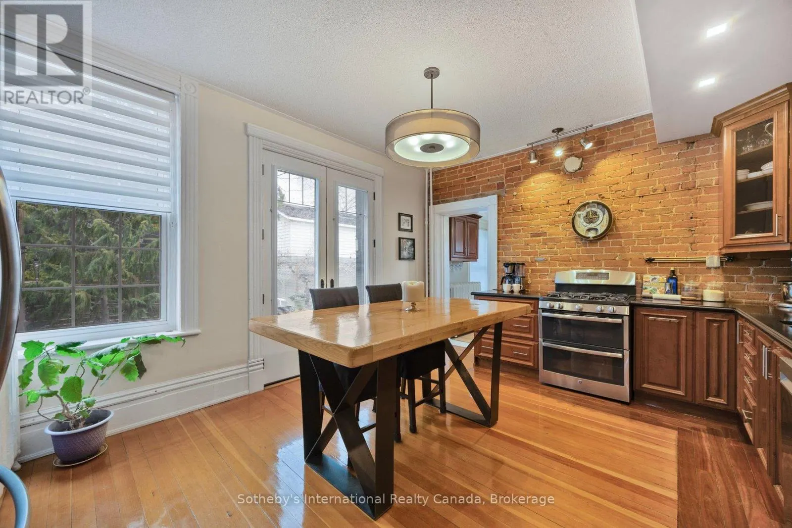 26 ROBERT STREET E