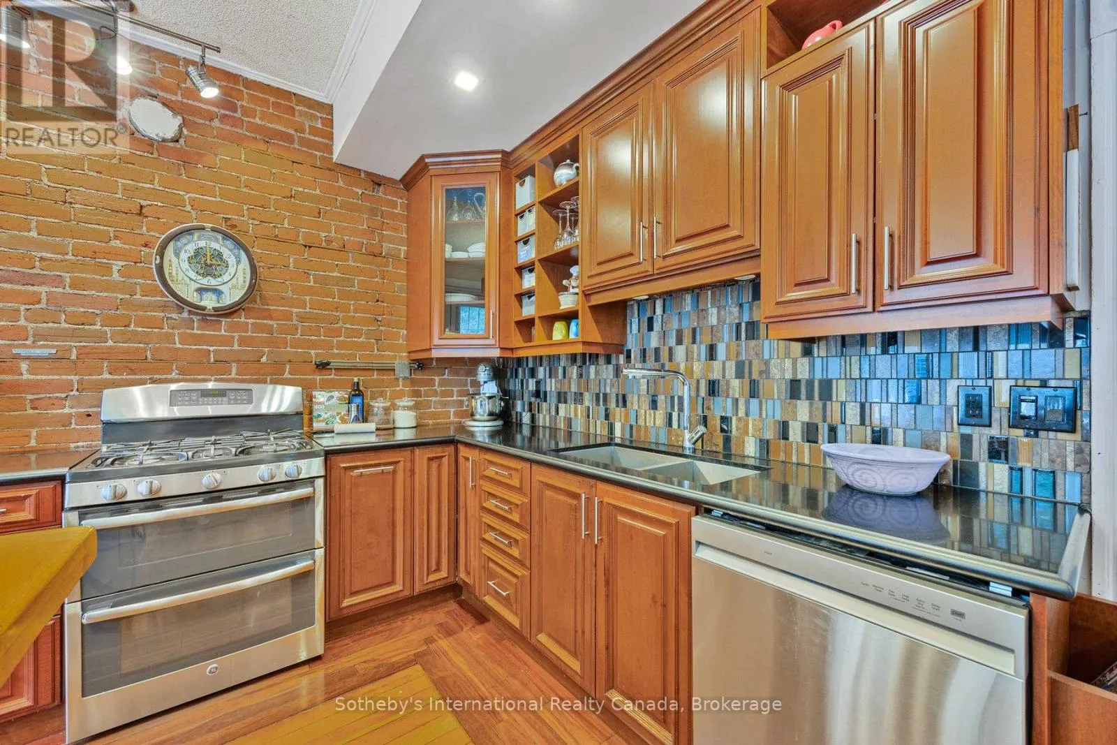 26 ROBERT STREET E