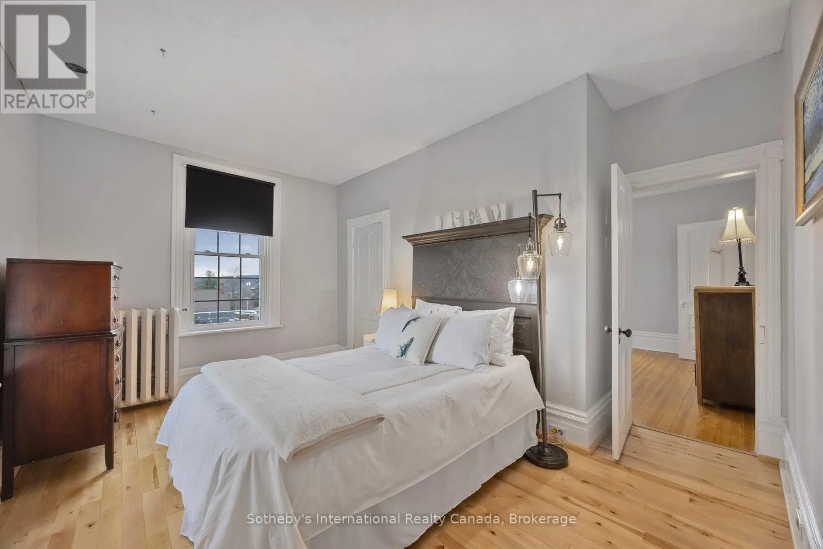 26 ROBERT STREET E