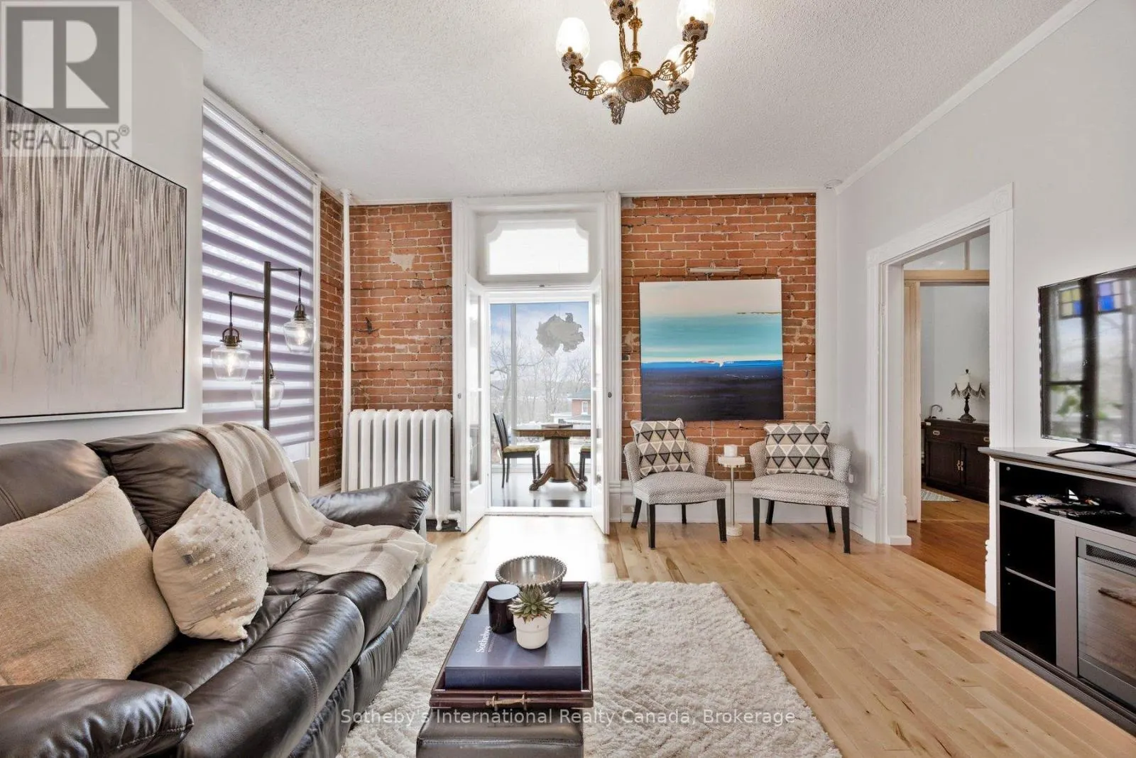 26 ROBERT STREET E