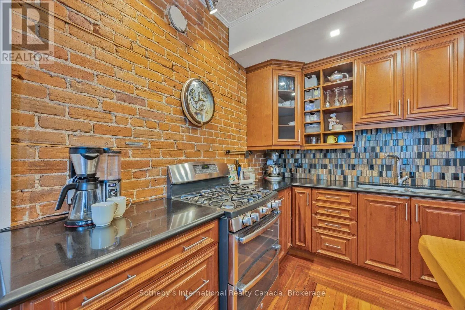 26 ROBERT STREET E