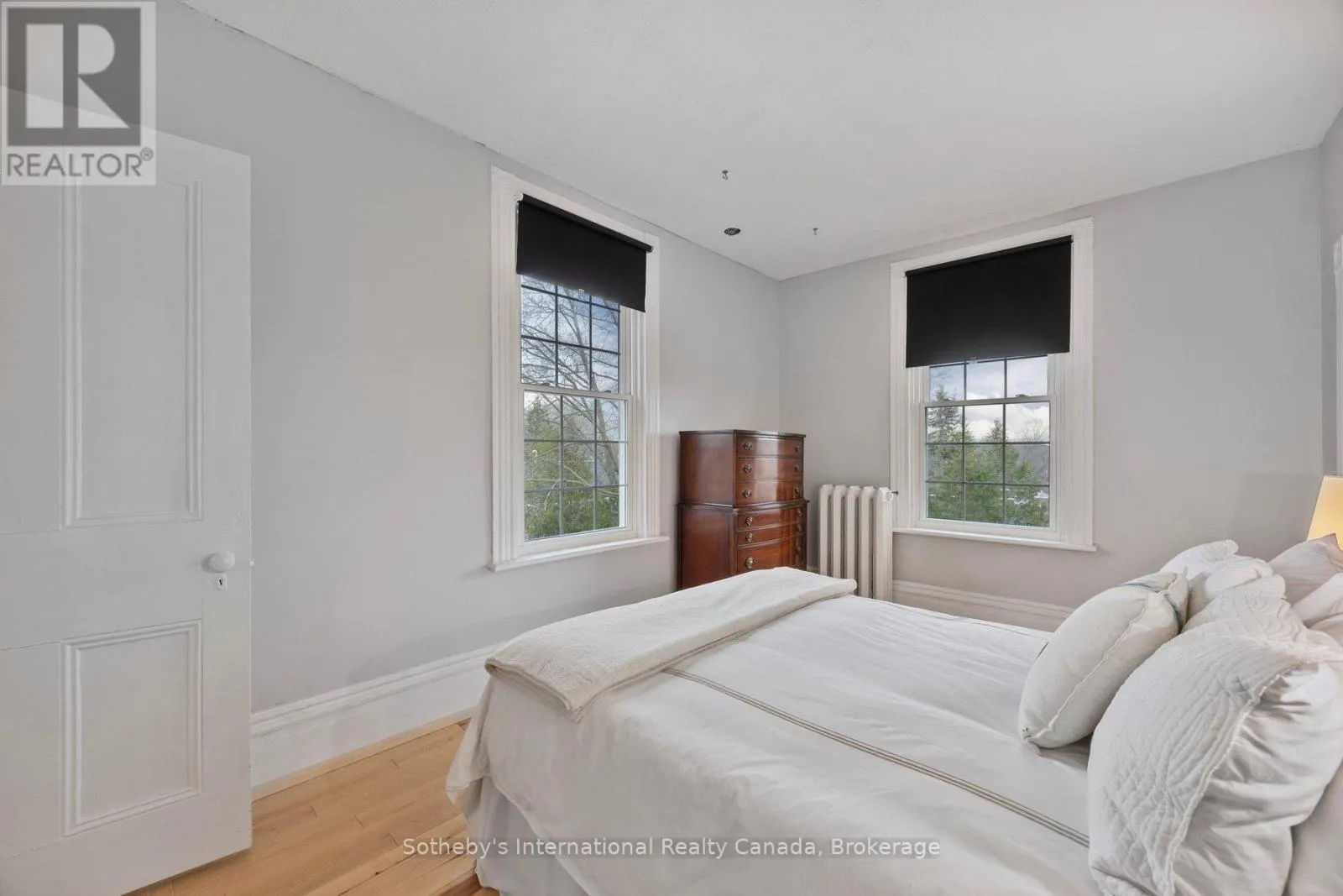 26 ROBERT STREET E