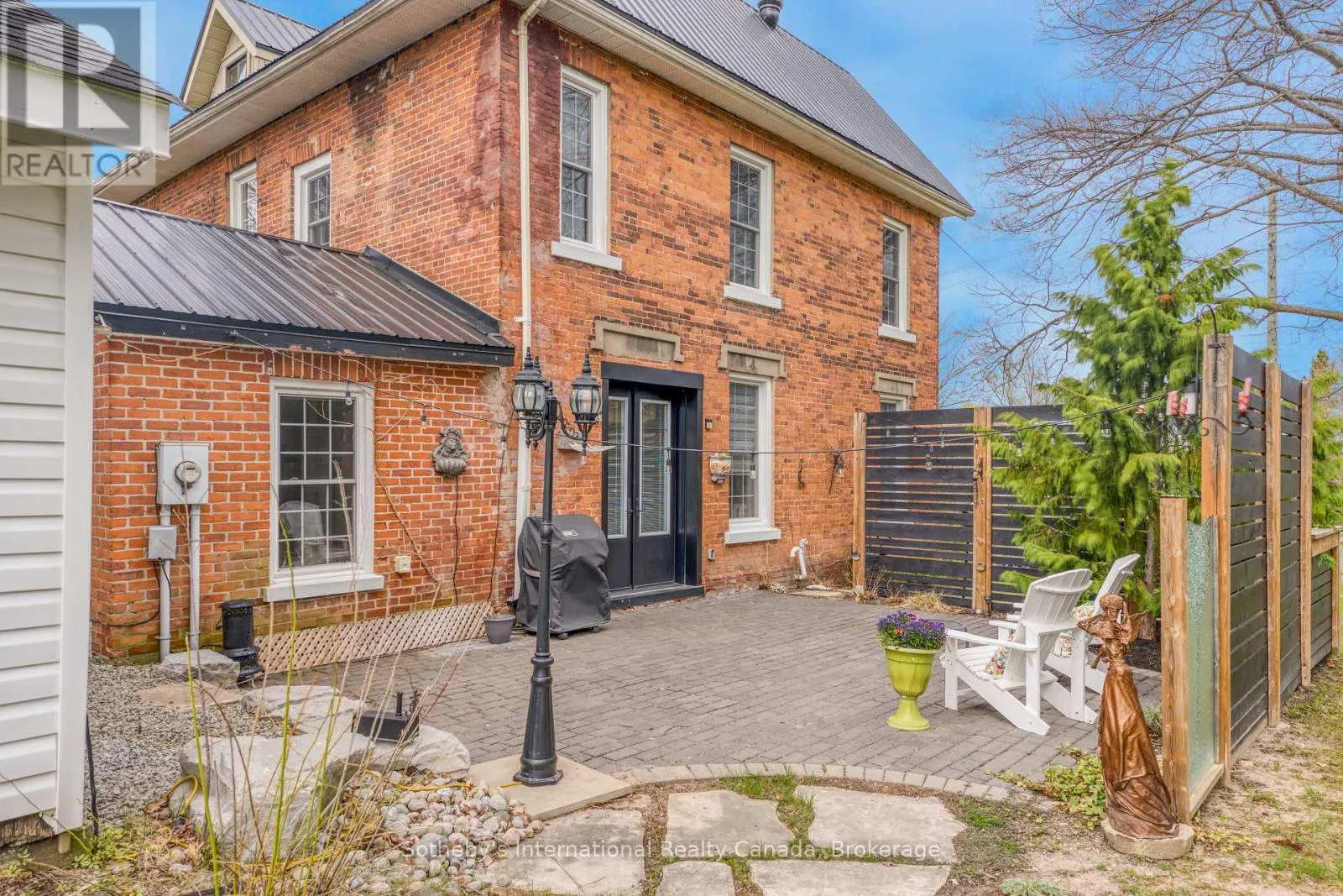 26 ROBERT STREET E