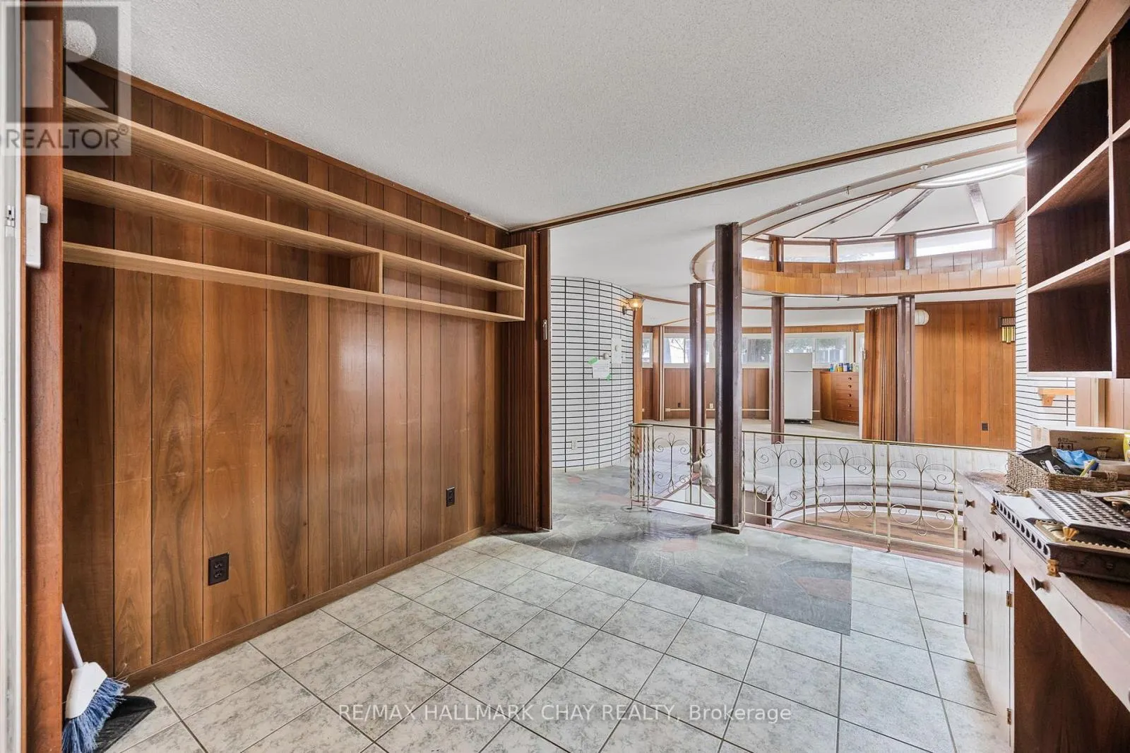 4 LAKESHORE ROAD