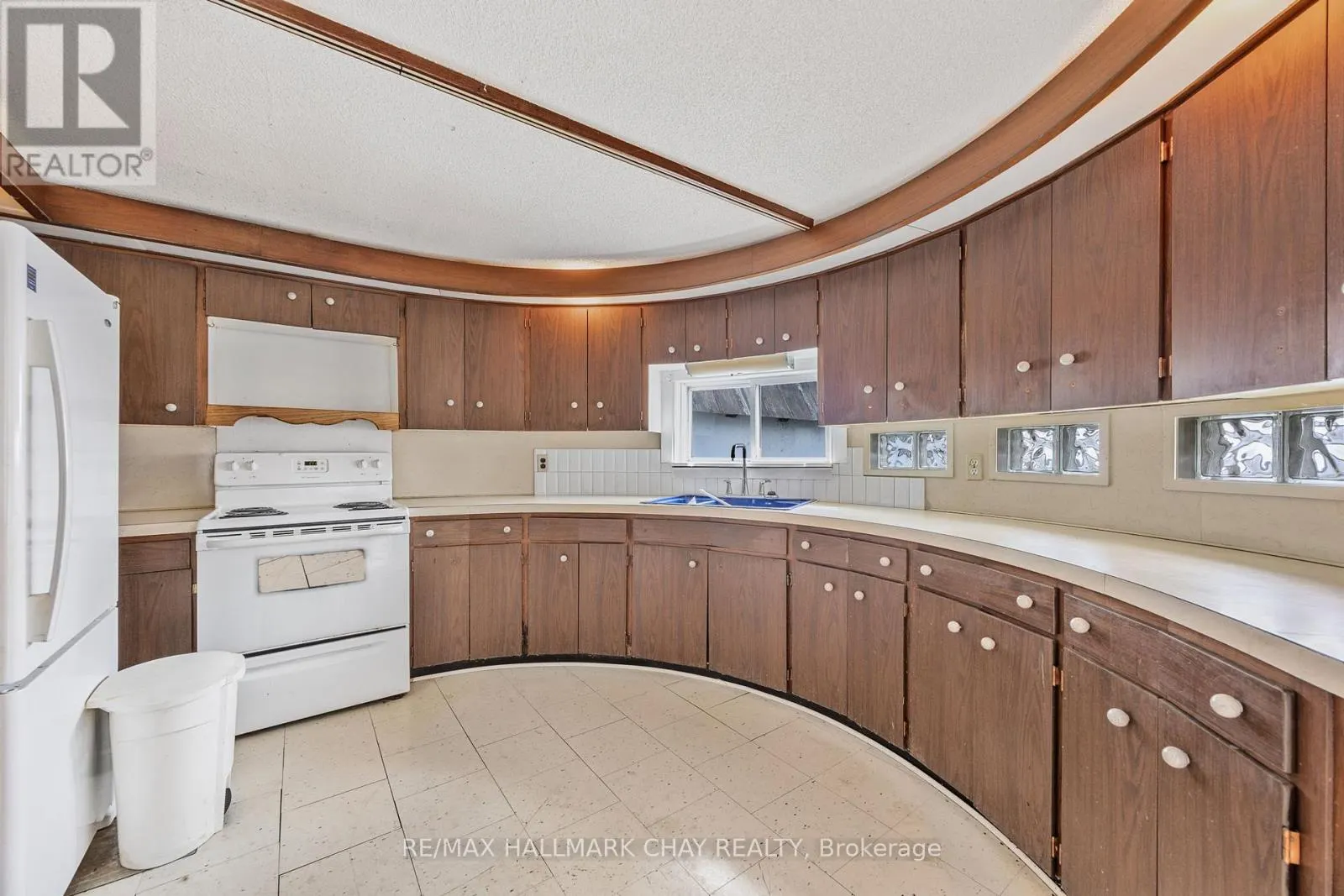 4 LAKESHORE ROAD