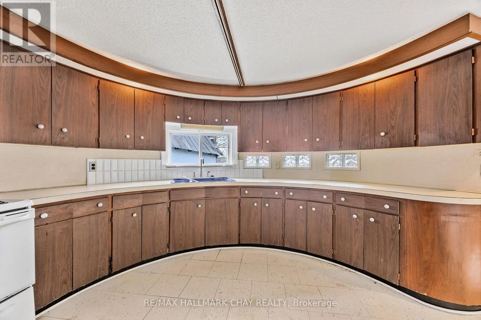 4 LAKESHORE ROAD