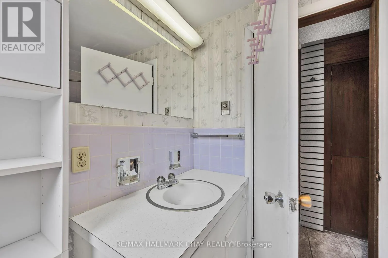4 LAKESHORE ROAD