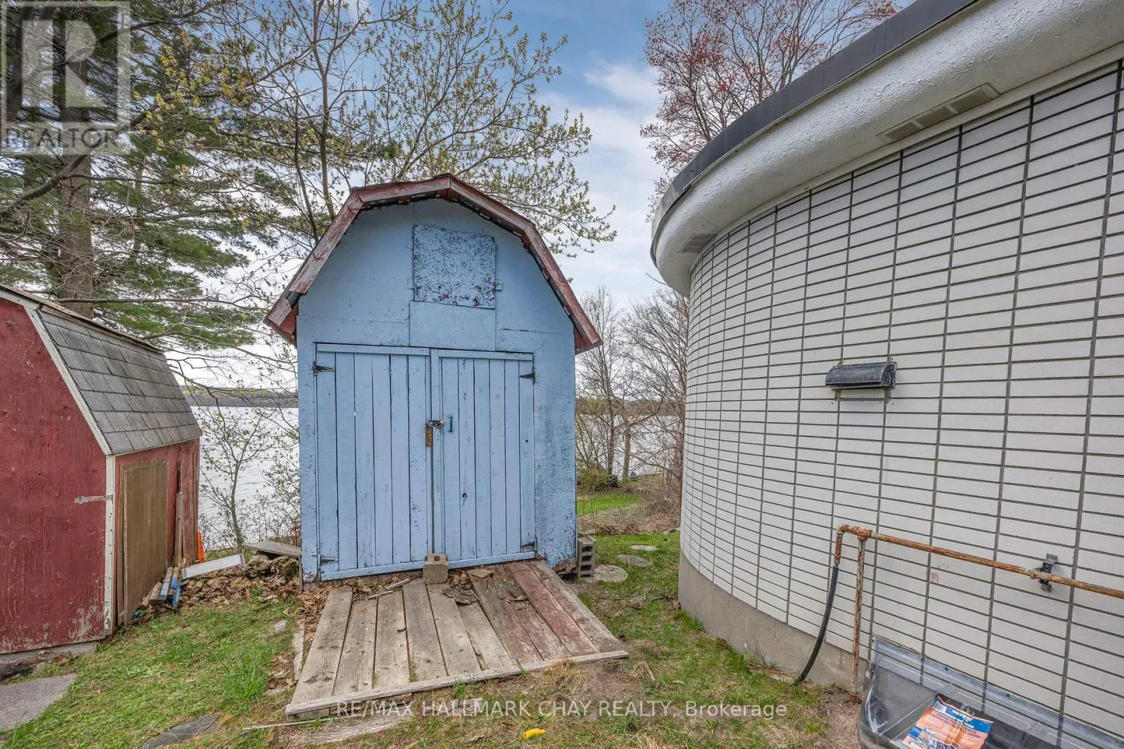 4 LAKESHORE ROAD