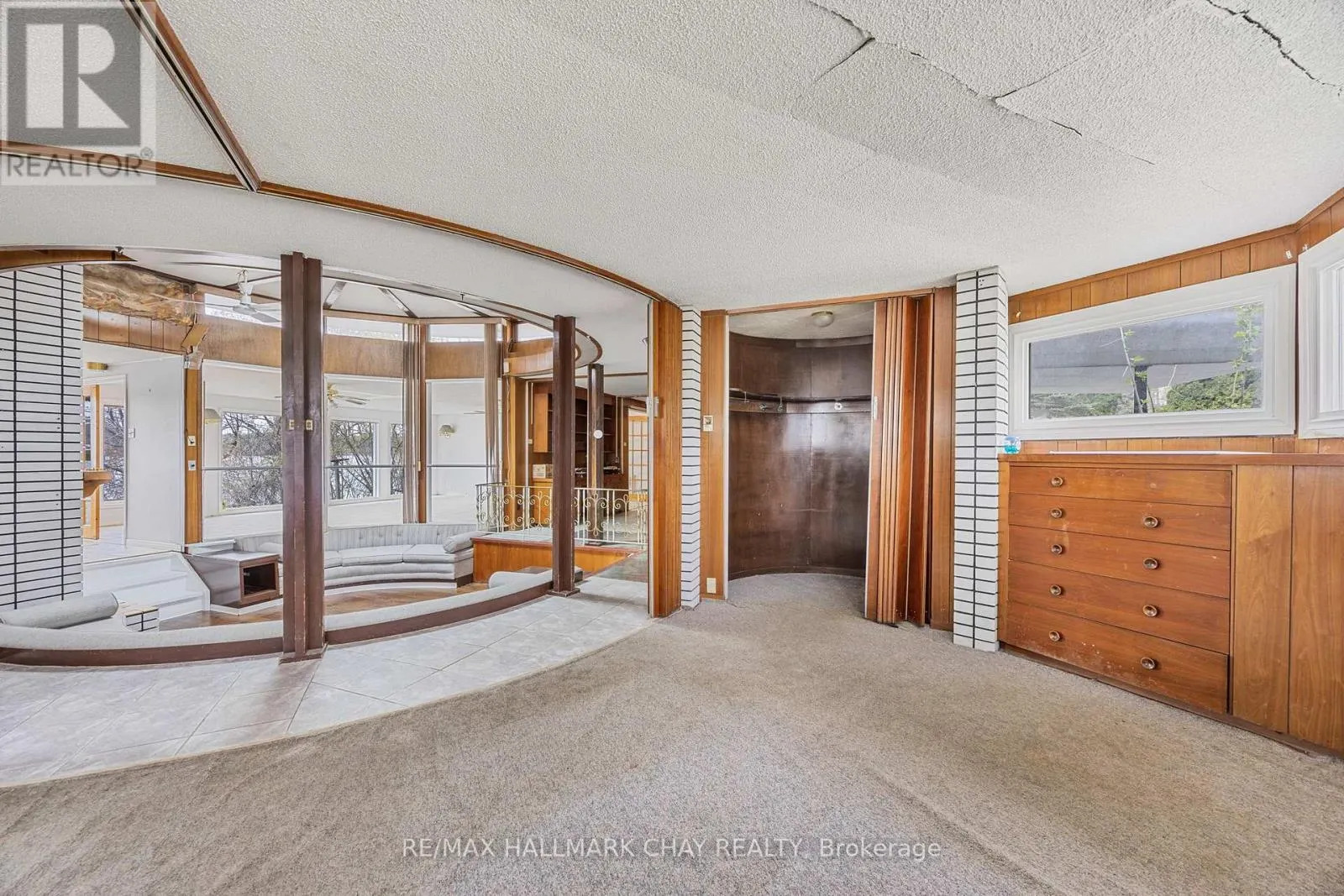 4 LAKESHORE ROAD