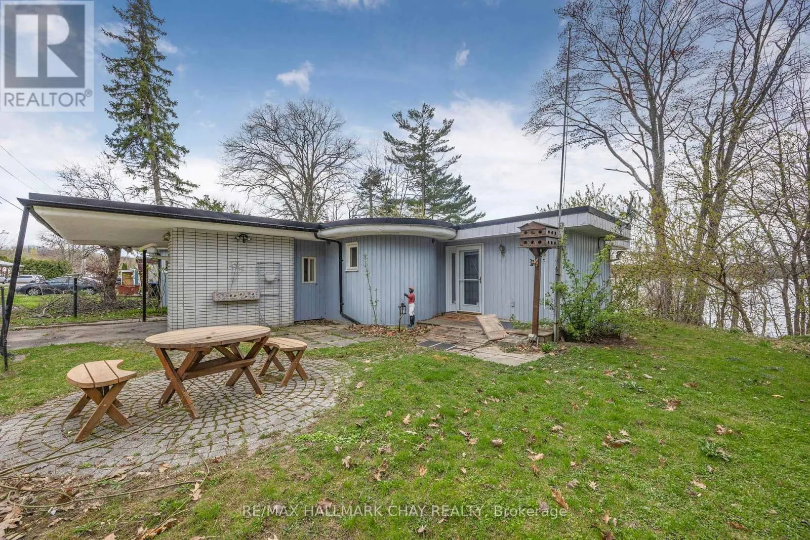 4 LAKESHORE ROAD