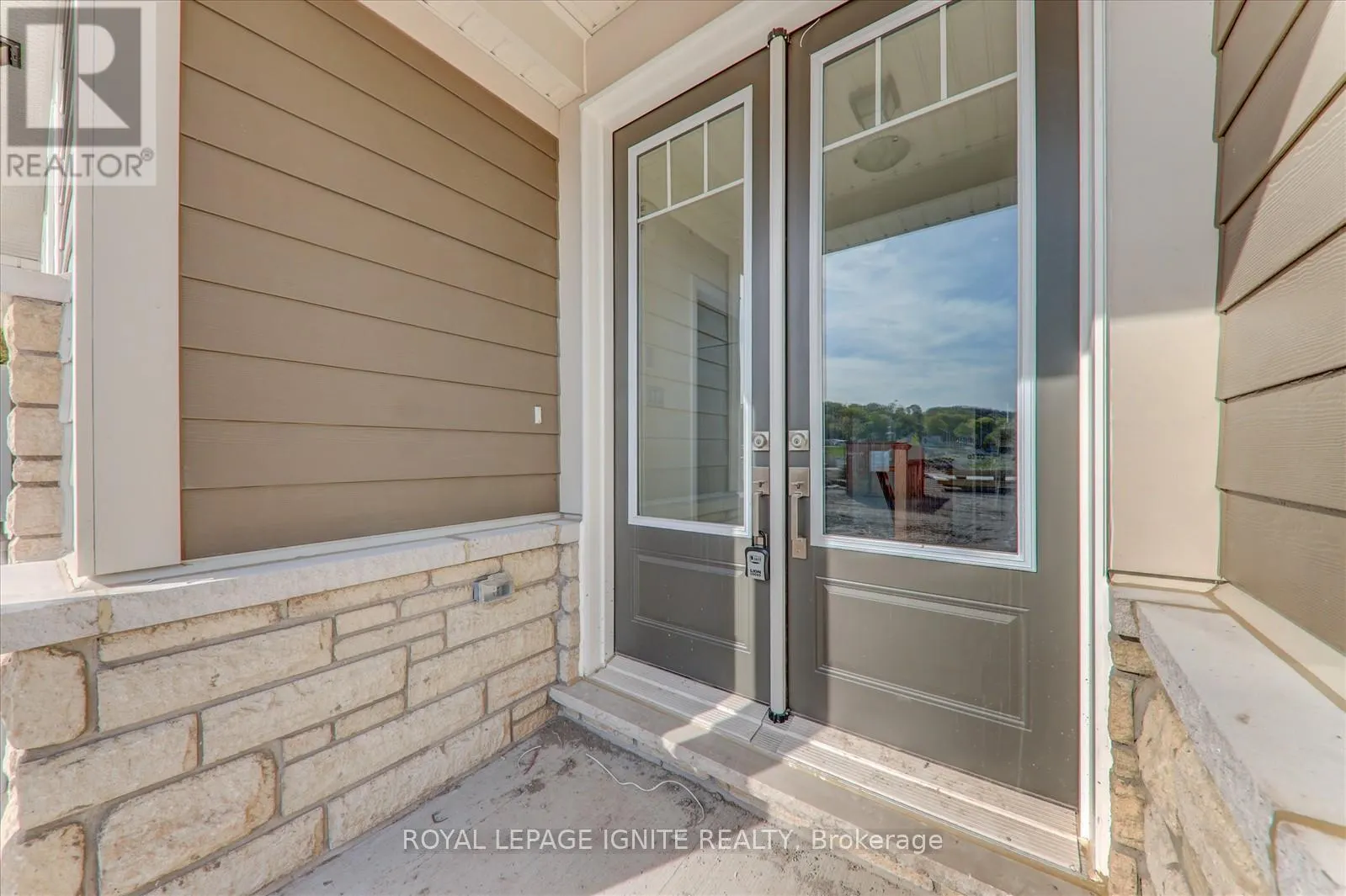 553 HUDSON CRESCENT