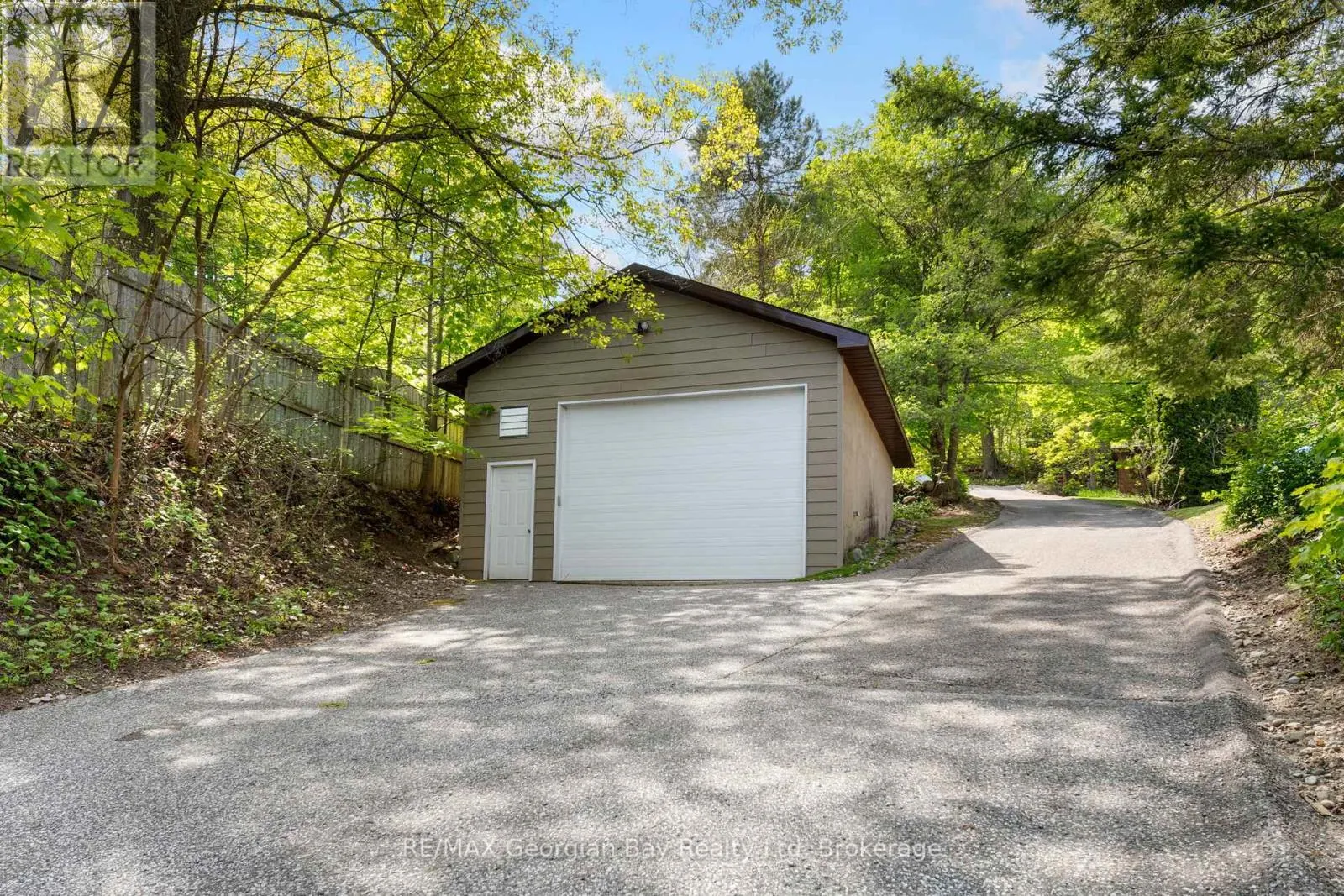 405 CHAMPLAIN ROAD