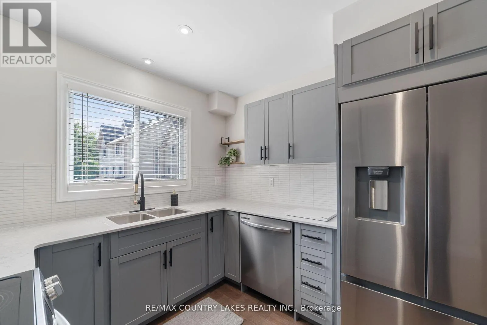 22 - 100 LAGUNA PARKWAY