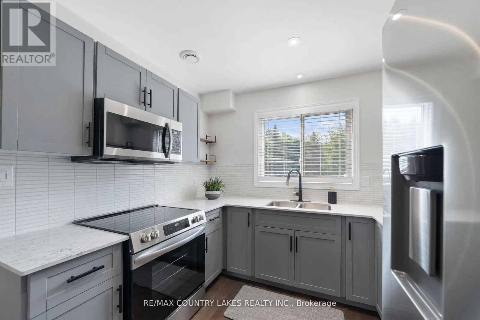 22 - 100 LAGUNA PARKWAY