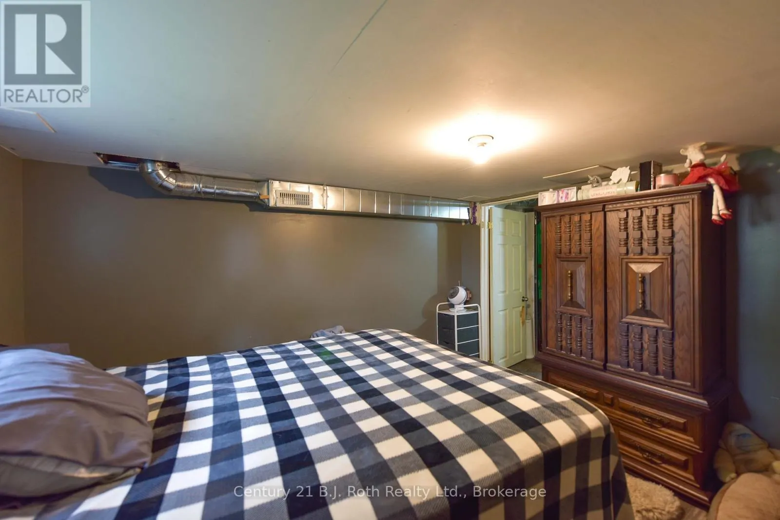 1535 15/16 SIDE ROAD E
