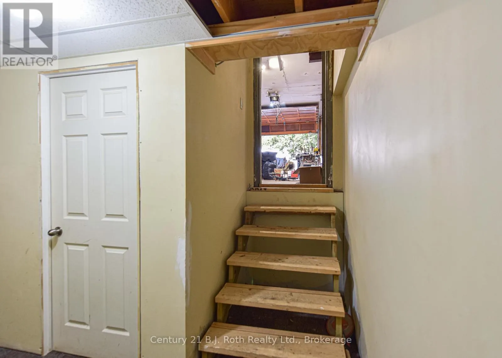 1535 15/16 SIDE ROAD E