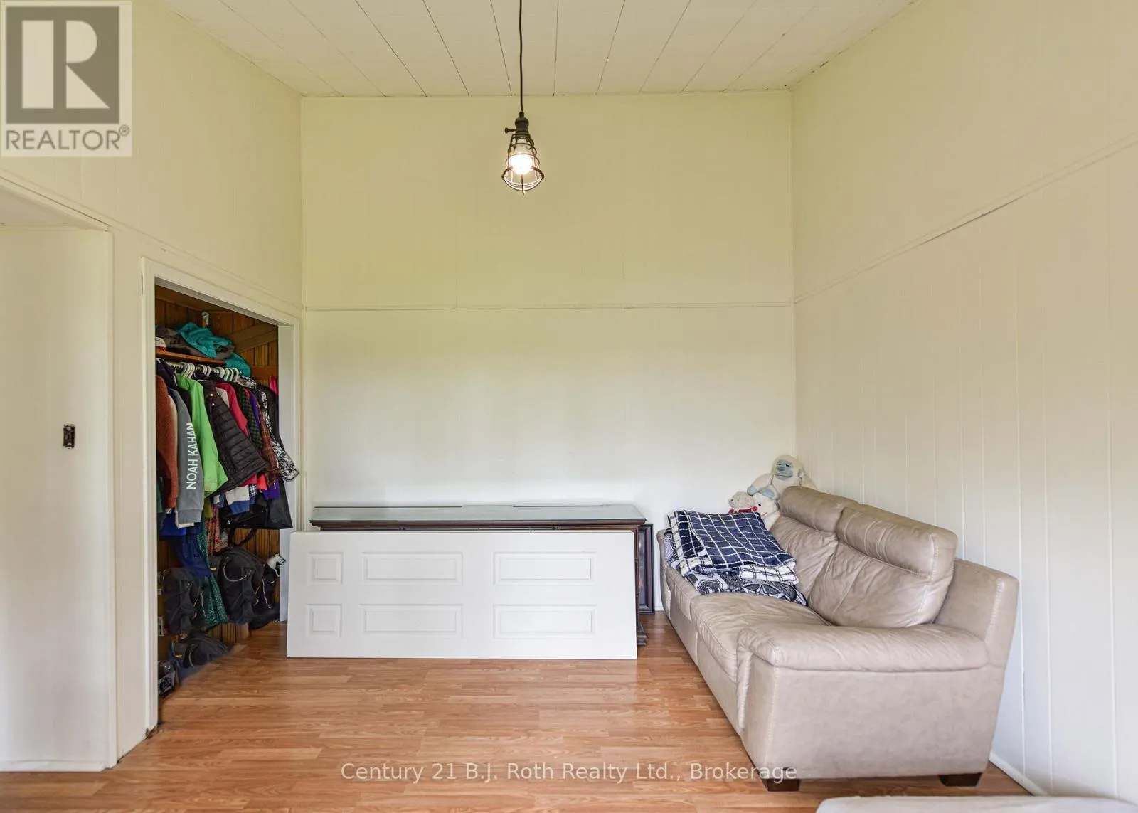1535 15/16 SIDE ROAD E