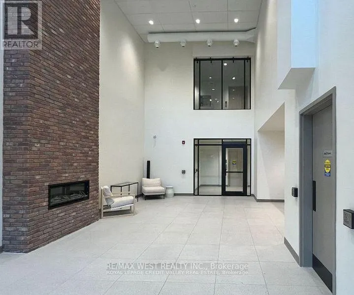 313 - 121 MARY STREET