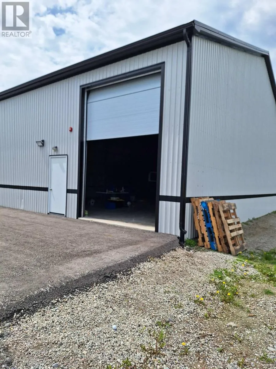 HANGER 8B - 560 ANNE STREET N