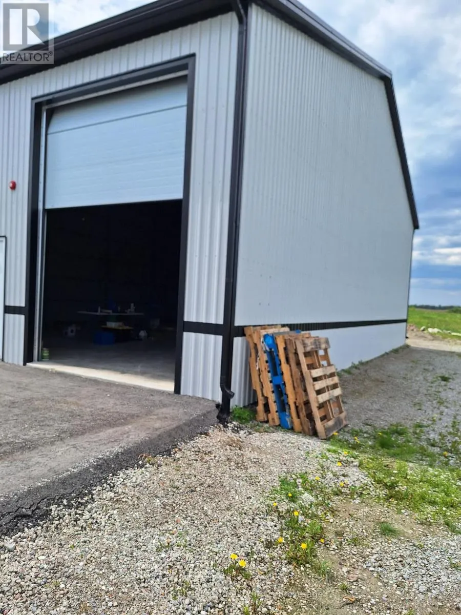 HANGER 8B - 560 ANNE STREET N