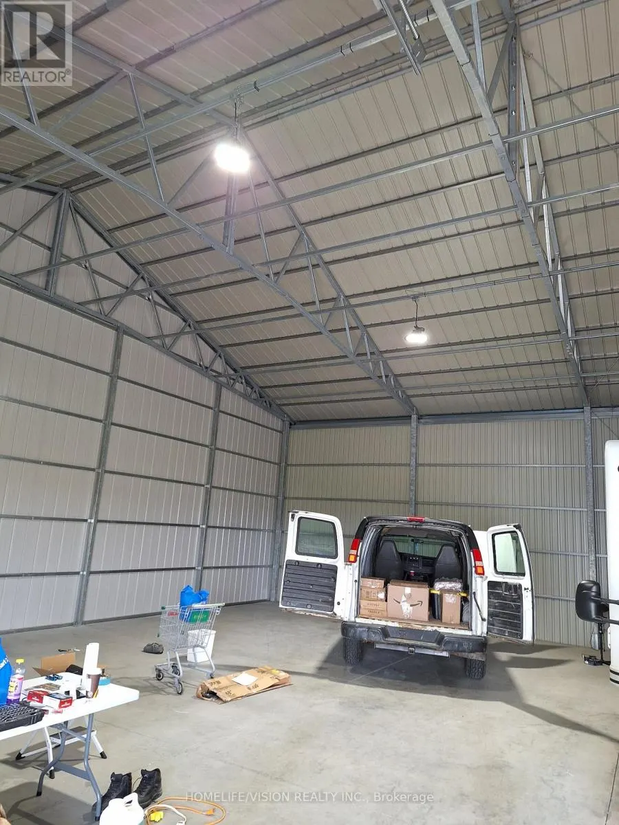 HANGER 8B - 560 ANNE STREET N