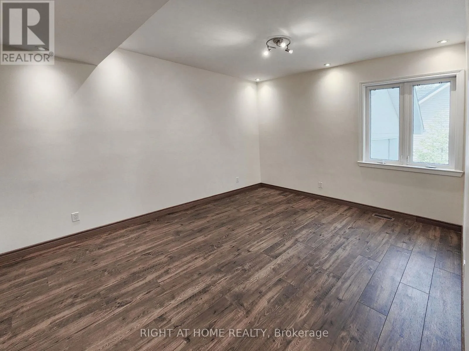 2384 CHAMPLAIN ROAD
