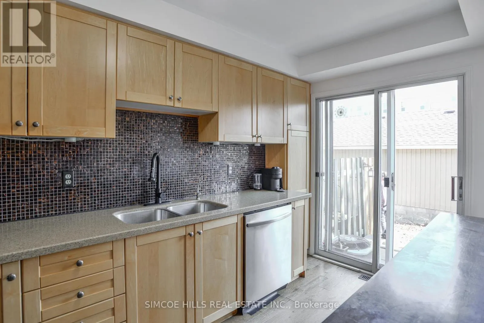 17 - 492 LACLIE STREET
