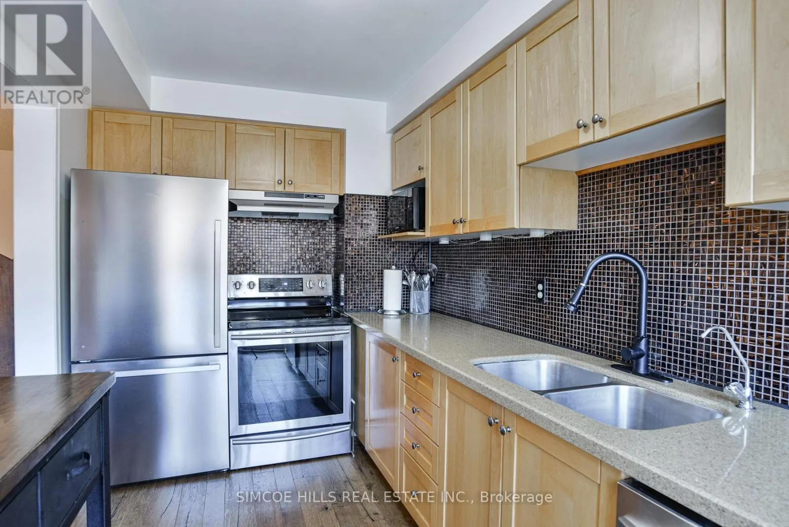 17 - 492 LACLIE STREET