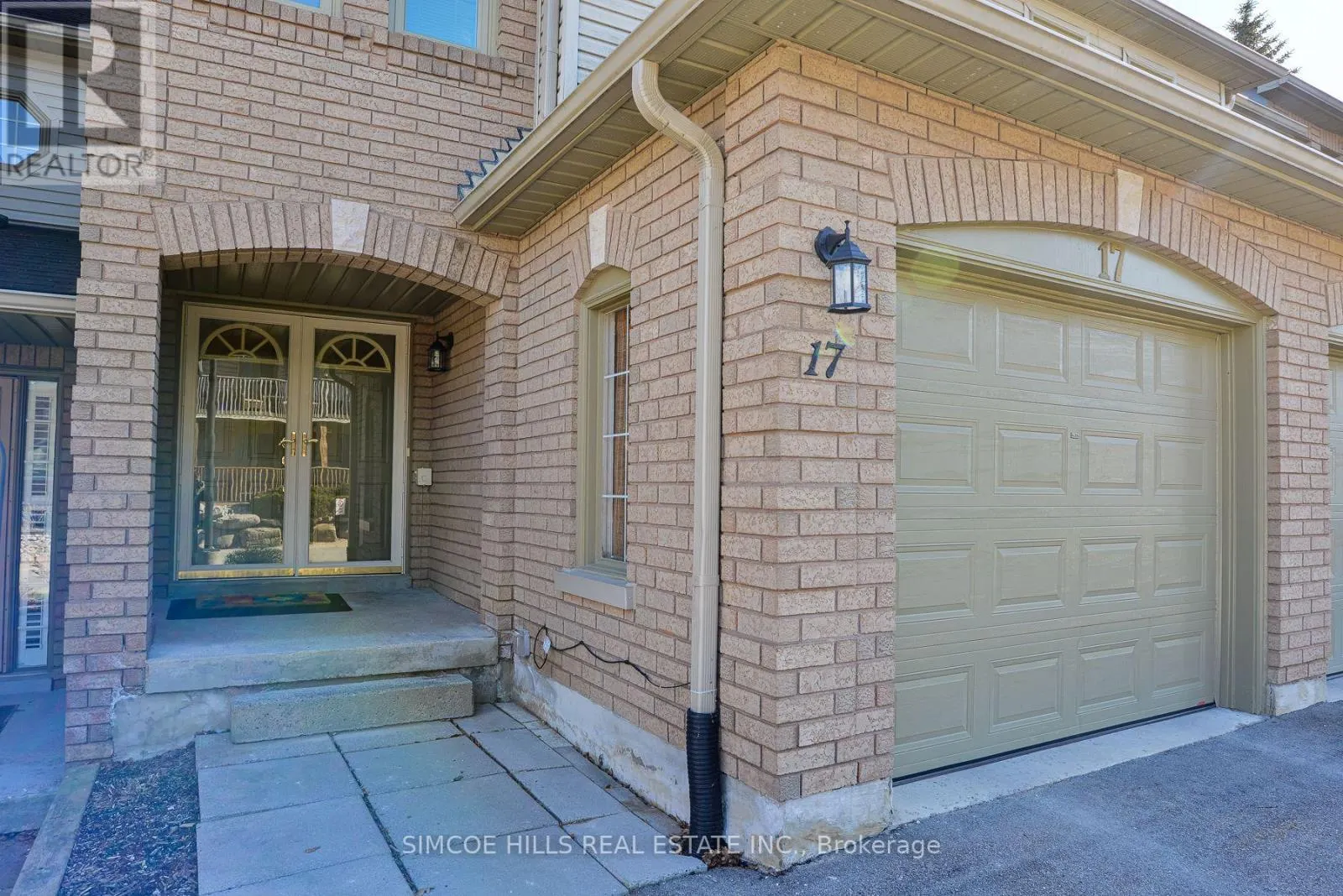 17 - 492 LACLIE STREET