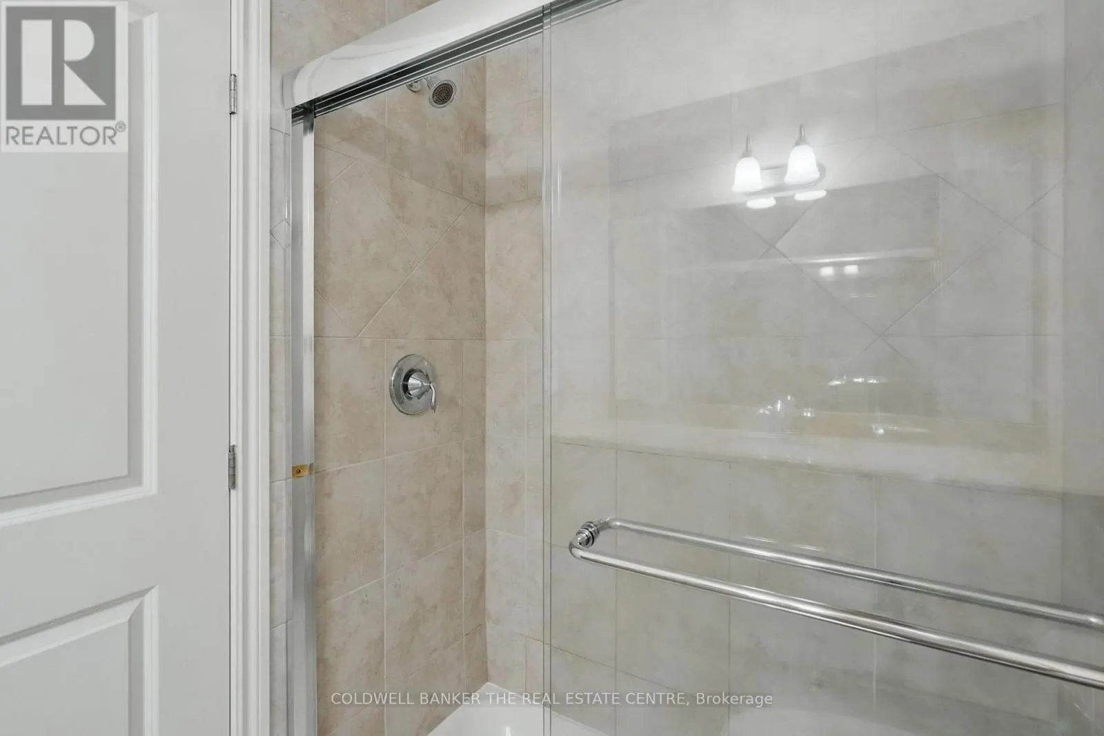 305 - 19A YONGE STREET N