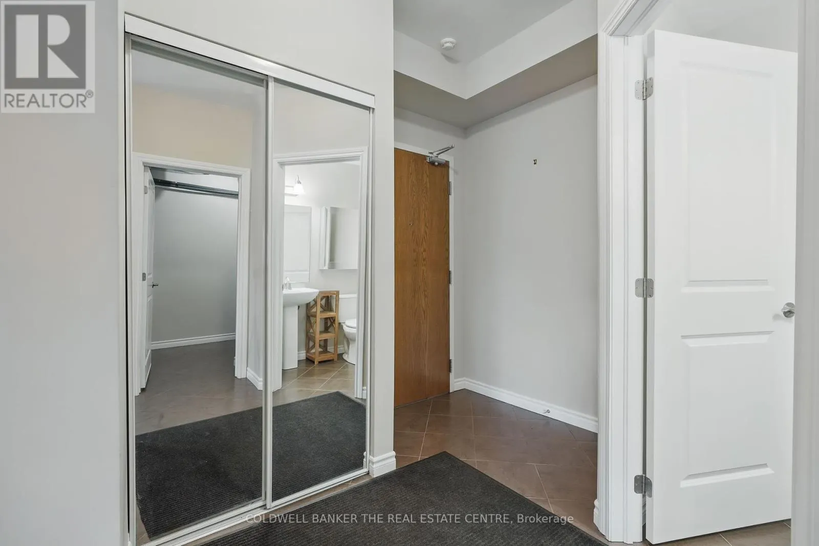 305 - 19A YONGE STREET N