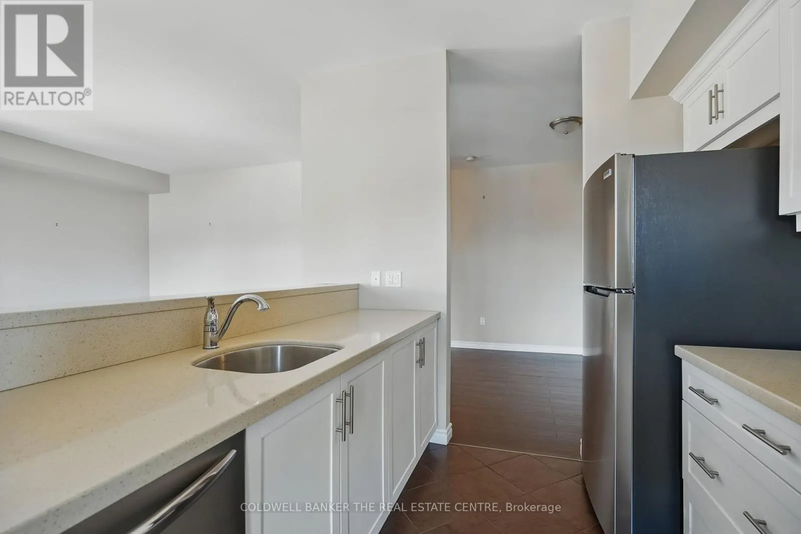305 - 19A YONGE STREET N