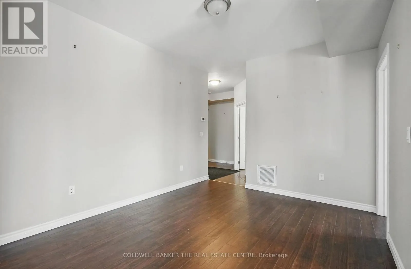 305 - 19A YONGE STREET N
