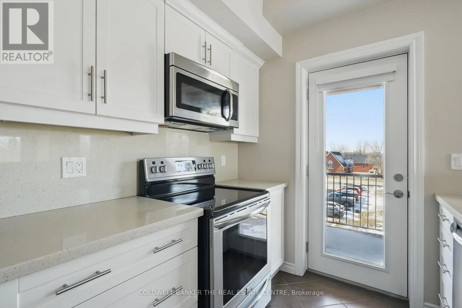 305 - 19A YONGE STREET N