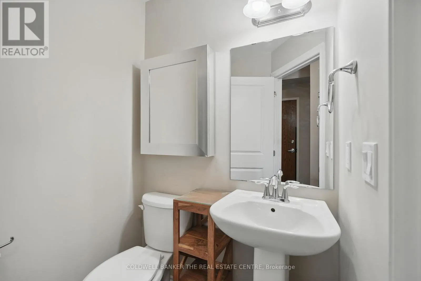 305 - 19A YONGE STREET N